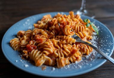 Domates soslu Fusilli makarna ve parmesan peyniri, seçici odaklanma