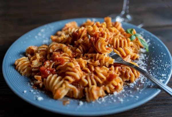 带有番茄酱和意大利芝士的富西利面食 有选择的重点 — 图库照片