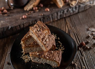 Tahta arka planda fındıklı fındıklı fındıklı kek parçaları.