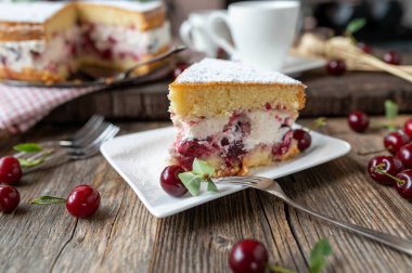 Tahta masada vişneli pasta.