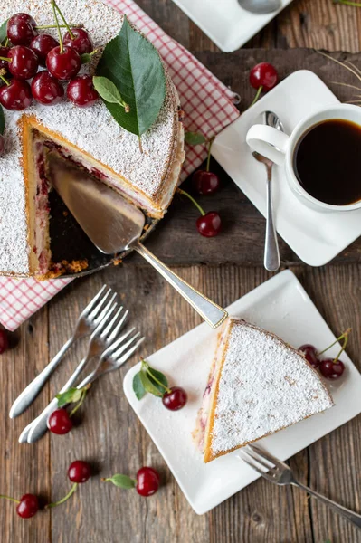 Торт Вишней Чашкой Кофе Деревянном Фоне — стоковое фото