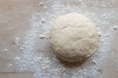 Masada hamur mayası ve un var. Üst görünüm.