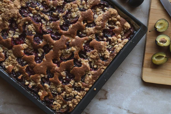 Geleneksel Alman erikli keki ya da erikli streusel kuchen. Mutfak tezgahında taze ve sıcak servis edilir..