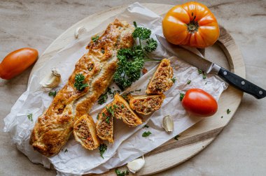 Lezzetli Akdeniz kıymalı etli börek.