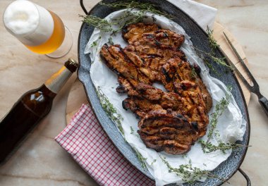 Geleneksel Alman ızgara domuz bifteği. Birayla marine edilmiş..