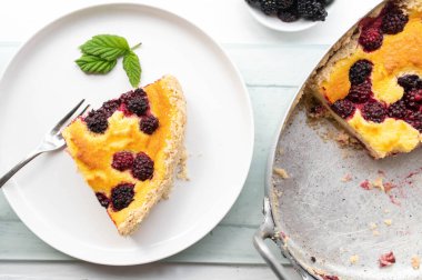 Beyaz tabakta ev yapımı böğürtlenli turta. Üst görünüm