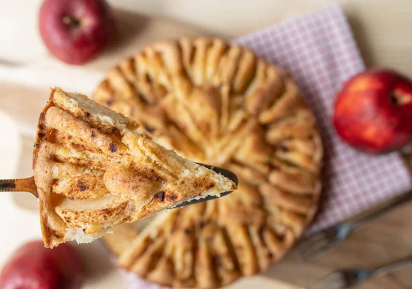 Домашній Свіжий Яблучний Пиріг Подається Нарізаним Сервері Торта Вид Зверху — стокове фото