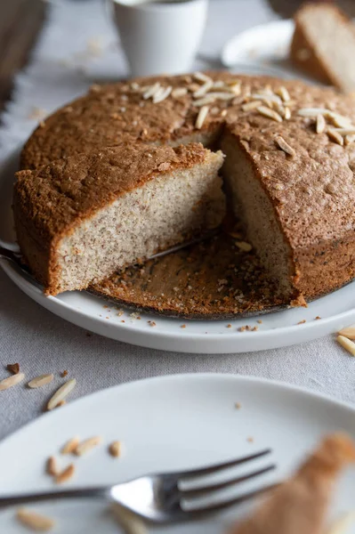 Gâteau Éponge Sans Gluten Aux Amandes Sur Une Table Rustique — Photo