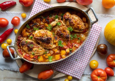 Fırında tavuk göğsü ve tavada taze sebzeler..