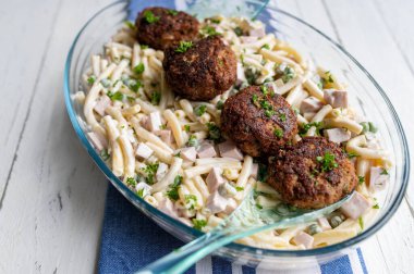Geleneksel Alman yemeği, kızarmış domuz köftesi ya da frikadeller ve ev yapımı makarna salatası.