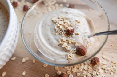 Kahvaltılık gevrek kasesi yoğurt, kurutulmuş incir, yulaf ve fındık.