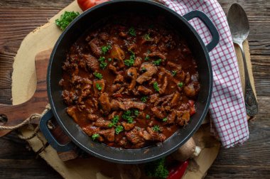 Pişmiş hindi eti, mantar ve sade ve ahşap arka planda sos. Üst görünüm