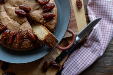Kırsal arka planda doğal tatlılık için tarihli şekersiz pasta.