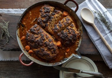 Et soslu köfte, havuç ve soğan taze ve ev yapımı eski moda kızartma tavasında.