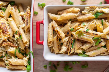 Yumurta ve soğanlı kızarmış makarna. Tam buğday eriştesiyle pişirilmiş. Fast fitness yemeği