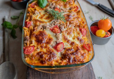 Ton balıklı, domates soslu ve peynirli erişte güveci. Makarna, ton balığı.