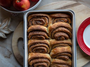 Fırında tarçınlı rulo ekmek. Geleneksel Danimarka pastası,