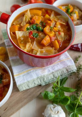 Ev yapımı sebze çorbası ve lahana masada kırsal bir tencerede.