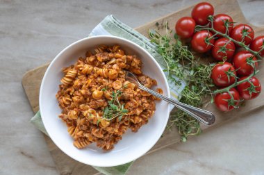 Tabakta domates soslu biftek ve makarna.