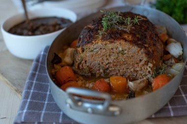 Kızartma tavasında kök sebzeli rosto.