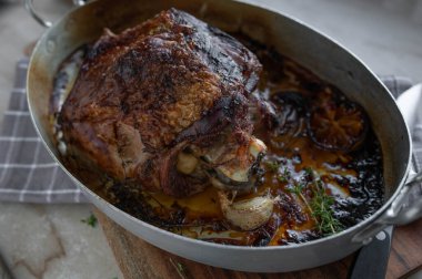 Fırında fırın, limonlu hindi inciği, kekik, tavada sarımsak.