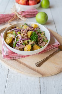 Taze patates salatasıyla sağlıklı İtalyan mutfağı mı yoksa yeşil fasulyeli ton balığı salatası mı? Zeytinyağı, limon suyu ve bitkilerle marine edilmiş. Sağlıklı beslenme, zindelik veya diyet için lezzetli bir yemek.
