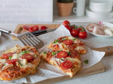 Mutfak tezgahında taze pişmiş dondurulmuş pizza.