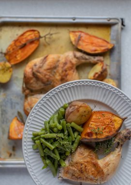 Fırında pişirilmiş tavuklu, patatesli, zeytinyağı, kekik ve biberiye ile tatlandırılmış patates karışımlı sağlıklı bir tava. Üst görünüm