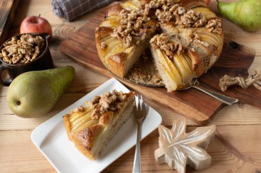 Ahşap masada karamelli cevizli armutlu kek. Alman Kış Yemeği.