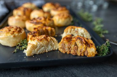 Lezzetli ev yapımı lezzetli hamur işleri kıyma ve peynir dolgulu hamur işleri. Yeni yıl arifesi partisi için garnitür ve dekorasyonla servis edilecek.