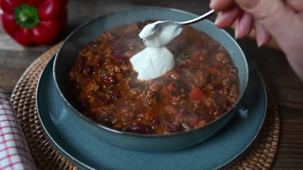 Hand Ist Putting Sour Cream Topping Spicy Steaming Bean Soup — Stock video