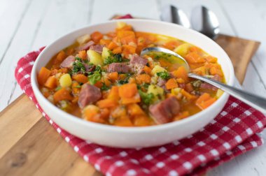 Lezzetli havuç yahnisi ya da patates, sebze ve kaşıkla yenmiş domuz eti ile havuç çorbası. Kopyalama alanı ile kapat