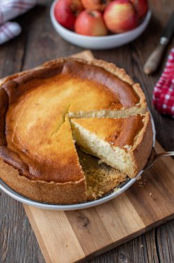Alman kuark keki ya da ahşap masada cheesecake.