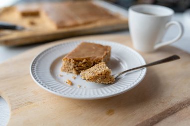 Kahve kaplı fındıklı kek.