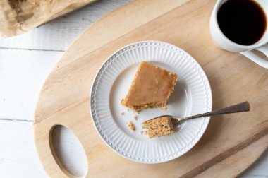 Kahve kaplı fındıklı kek.