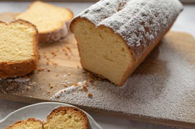 Geleneksel Alman ekmeği, sandkuchen ya da kum keki denilen eski usul sünger keki. Çok lezzetli. Tahta kesme tahtasının üzerinde yemeye hazır..