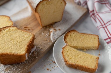 Geleneksel Alman ekmeği, sandkuchen ya da kum keki denilen eski usul sünger keki. Çok lezzetli. Tahta kesme tahtasının üzerinde yemeye hazır..