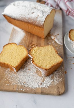 Geleneksel Alman keki ya da sandkuchen. Lezzetli bir kek ya da somun kek. Tahta bir kesme tahtasının üzerinde servis edilmiş.