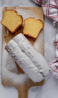 Geleneksel Alman keki ya da sandkuchen. Lezzetli bir kek ya da somun kek. Tahta bir kesme tahtasının üzerinde servis edilmiş.