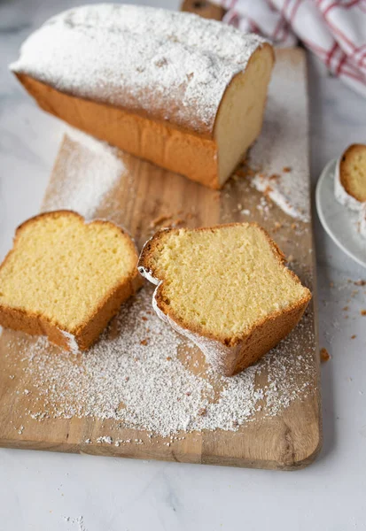 Geleneksel Alman keki ya da sandkuchen. Lezzetli bir kek ya da somun kek. Tahta bir kesme tahtasının üzerinde servis edilmiş.