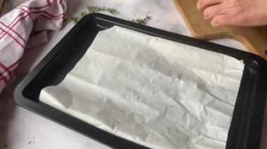 Fırında pişirmek için fırına jambon, peynir ve domatesli taze sandviç koyun.