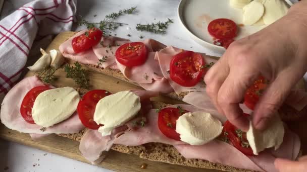 Gör Smörgås Med Skinka Mozzarellaost Tomater Och Timjan Klar Att — Stockvideo