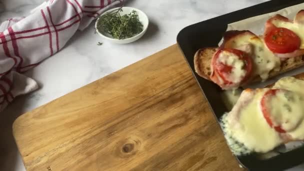 モッツァレラチーズ トマト タイムでオーブンから焼いた新鮮なバゲット ベーキングシートに面したオープン — ストック動画