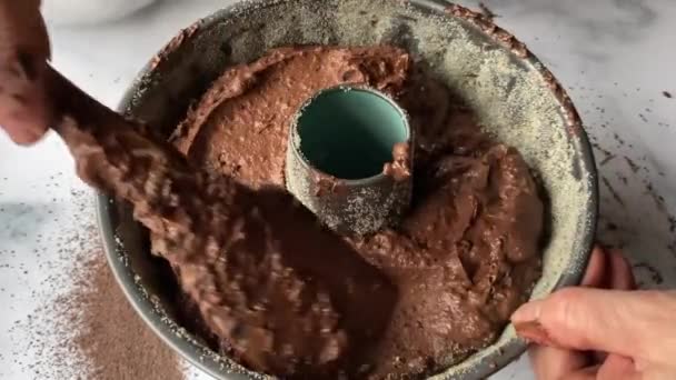 Lisser Pâte Dans Moule Gugelhupf Avec Grattoir Pâte Sur Comptoir — Video