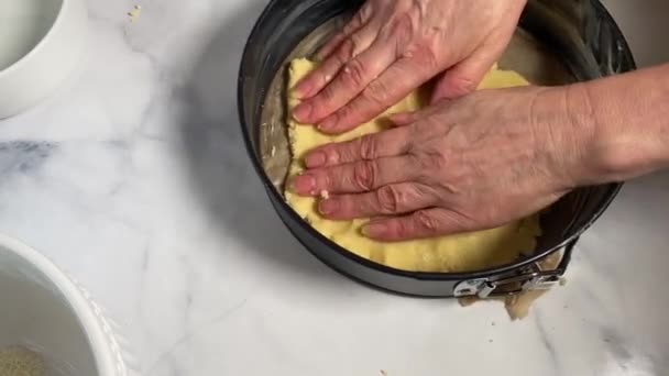 女人们的手在烤盘底部撒满了短皮或短皮面团 做蛋糕底座 — 图库视频影像