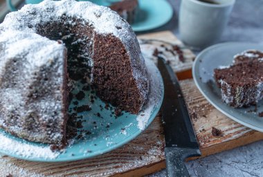 Eggnog ve fındıklı çikolatalı gugelhupf.