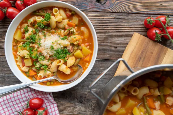 Sebze, fasulye, makarna ve parmesan peynirli nefis İtalyan sebzeli sebze çorbası.