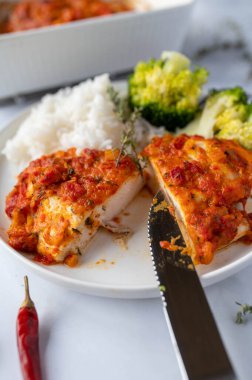 Sağlıklı düşük yağlı ve yüksek proteinli tavuk göğsü, paprika sosu, pirinç ve brokoli tabağında. Diyet, sağlıklı beslenme ya da zindelik için.