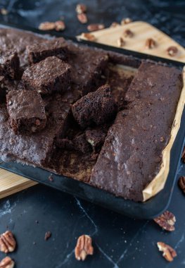 Koyu fındıklı çikolatalı brownie.