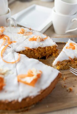 Havuçlu kek badem ve pudra şekerli krema mutfak tezgahında..